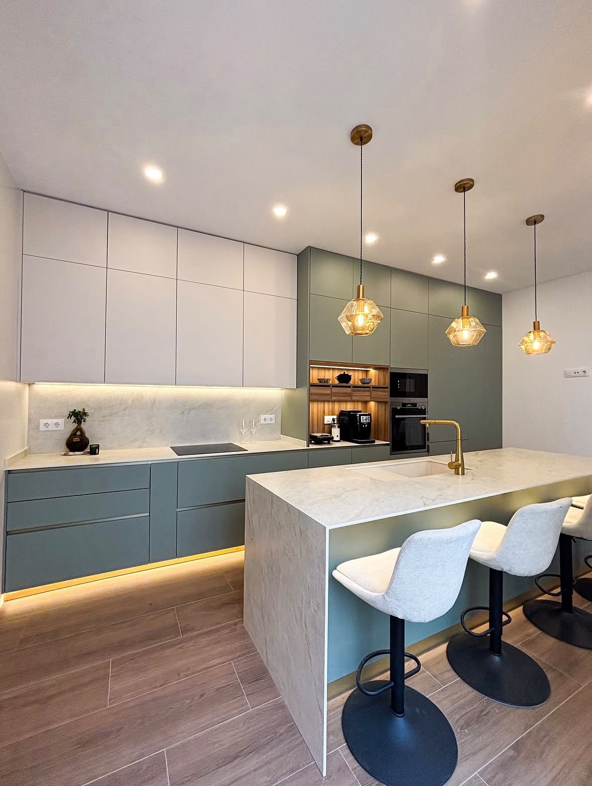Cocina completa con isla de diseño y armarios de madera