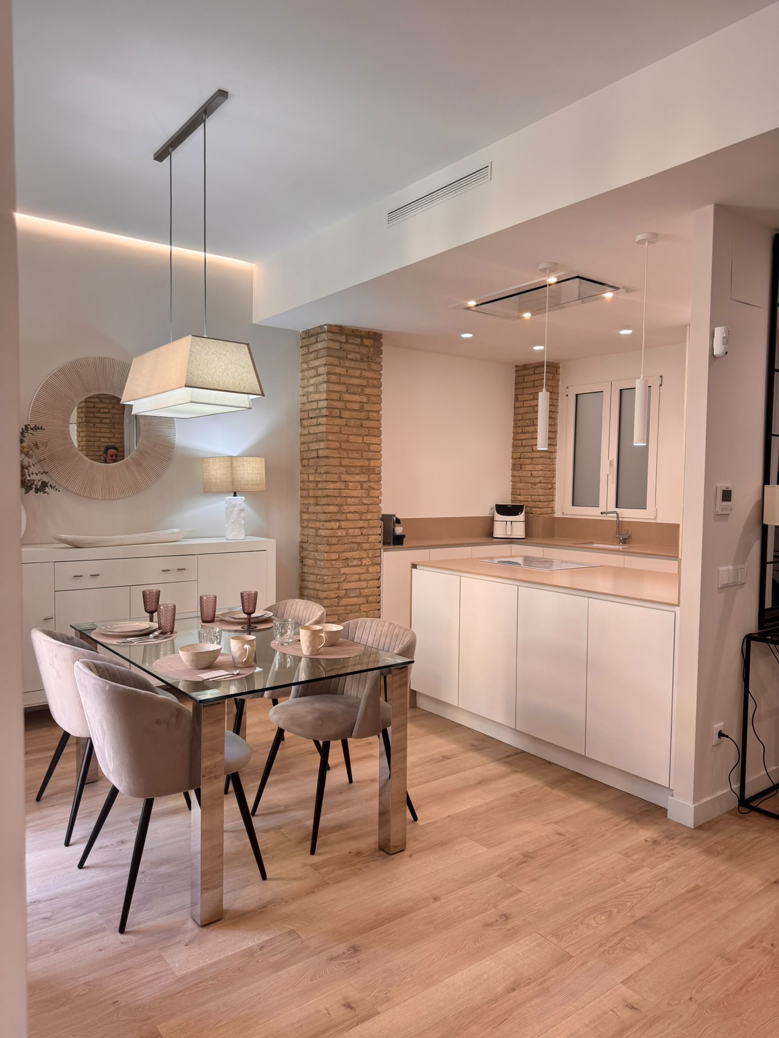 Cocina y mesa de comedor